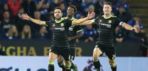Fotbalisté Chelsea se radují ze vstřelené branky.