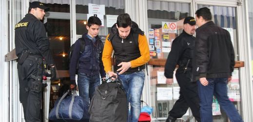 Uprchlíci, které do Česka přivezl Nadační fond Generace 21. Zadržení několik kilometrů od česko-německých hranic.