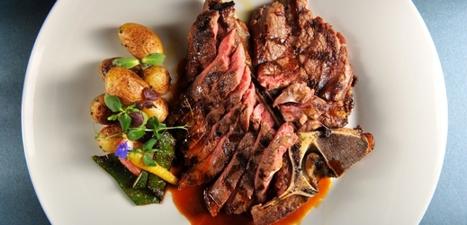 Stařený T-bone steak z pratura patří mezi nezapomenutelné gastronomické zážitky.