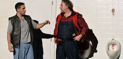 Jan Krafka (vpravo) jako Dave Bukatinsky v muzikálu Donaha!.