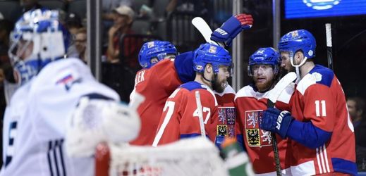 Čeští hokejisté se radují po jednom z gólů v Halákově síti.