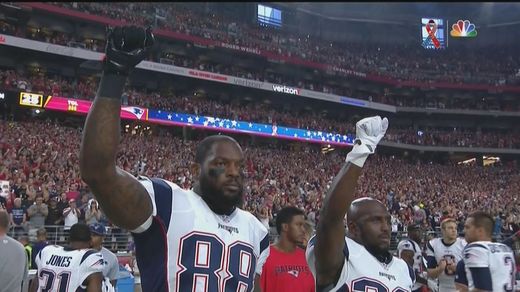 Hráči New England Patriots při úvodním ceremoniálu.