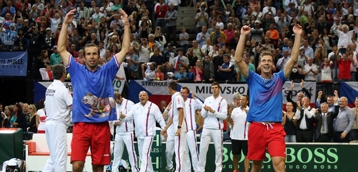 Radek Štěpánek a Tomáš Berdych slaví titul z roku 2013 v pražské O2 aréně.