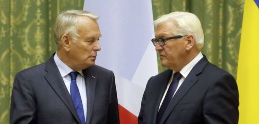 Ministři zahraničí F. W. Steinmeier (Německo) a J. M. Ayrault (Francie).