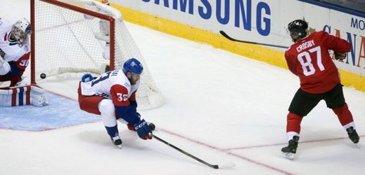 Jakub Nakládal v zápase proti Kanadě při obdrženém gólu od Sidneyho Crosbyho.