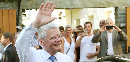 Podle prezidenta Joachima Gaucka si různá populistická uskupení v Německu na demokracii 'vylámou zuby'.