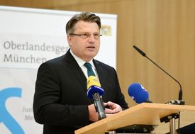 U soudu maximálním způsobem komplikují pátrání po pravdě a prosazení spravedlnosti," uvedl bavorský ministr spravedlnosti Winfried Bausback na adresu burek a nikábů.