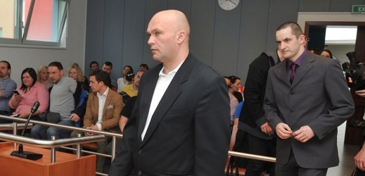 Jiří Zemánek (vlevo) a Petr Kölbl přicházejí před soud.