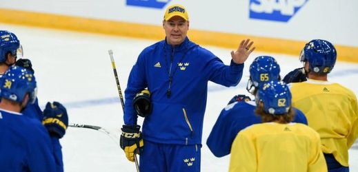 Švédský trenér uděluje svým svěřencům rady na tréninku.