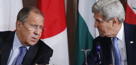 Ruský ministr zahraničí Sergej Lavrov (vlevo) a jeho americký protějšek John Kerry.