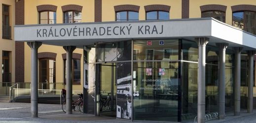 V sídle krajského úřadu v Hradci Králové (na snímku) zasahovala policie. 