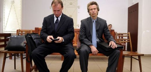 Hlavní líčení v případu bývalého šéfa Národního bezpečnostního úřadu a státní firmy Čepro Tomáše Kadlece (vlevo) a jeho bývalého náměstka Alexandra Houšky.