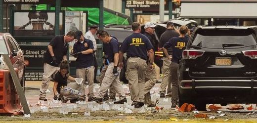 FBI při vyšetřování exploze na Manhattanu. 