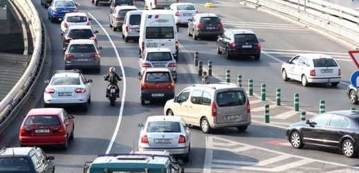 V Česku jezdí do práce autem 47 procent lidí. A na silnicích je to znát (ilustrační foto).