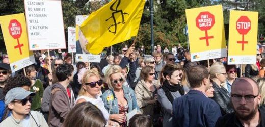 Proti zpřísnění potratového zákona protestovaly letos tisíce Poláků.
