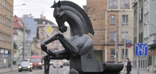 Kontroverzní socha koně.