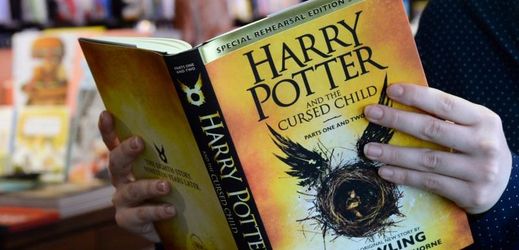 Nová knížka o čaroději Harry Potterovi bude k mání i v Česku.
