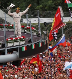 Formuli 1 letos vévodí Němec Nico Rosberg z Mercedesu.