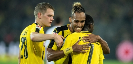 Fotbalisté Dortmundu se radují ze vstřelené branky.