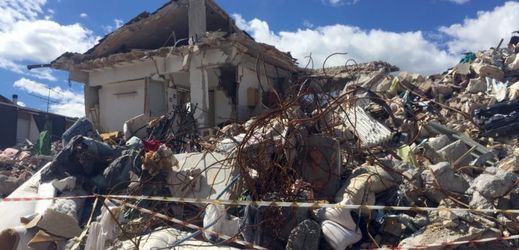 Snímek z města Amatrice po otřesech.