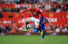 Rooneyho posadil trenér Mourinho na lavičku. Odehrál jen sedm minut.