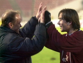 Po vítězném zápase před takřka šestnácti lety se Rosický radoval s Haškem.