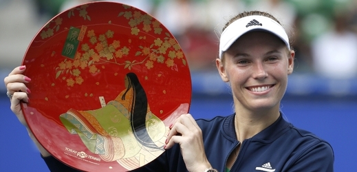 Tenistka Caroline Wozniacká slaví titul v japonském Tokiu.