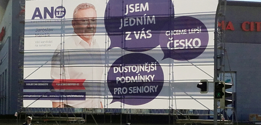 Velkoformátový předvolební poutač s tváří kandidáta Jaroslava Menšíka.