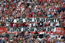 Fanoušci Lipska při zápase svého mužstva protestovali.