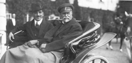Prezident Tomáš Garrigue Masaryk (vpravo) s Edvardem Benešem v kočáře (archivní snímek z 20. let).