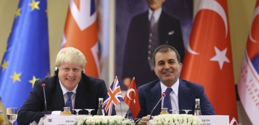 Boris Johnson vedle tureckého ministra pro EU Ömera Çelika.