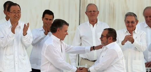 Kolumbijský prezident Juan Manuel Santos (vpředu vlevo) a vůdce skupiny Rodrigo Londoňo (vpředu vpravo).