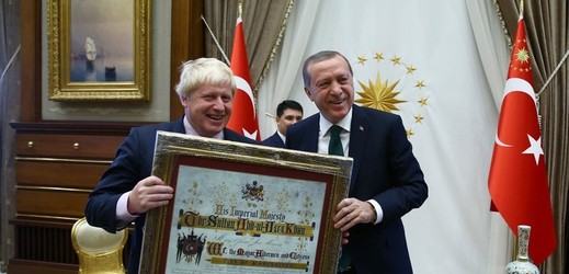 Britský ministr Boris Johnson s tureckým prezidentem Erdoganem.
