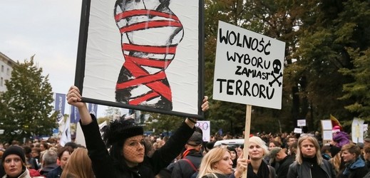 Protesty proti zpřísnění zákona o potratech ve Varšavě.