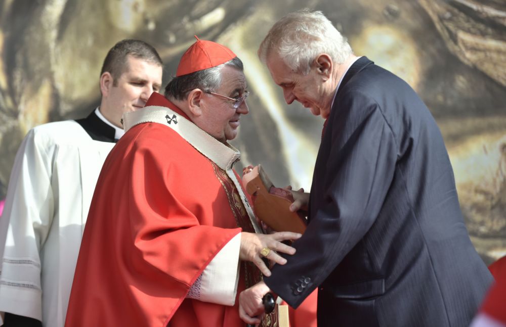 Sváteční mše, kterou vedl kardinál Duka (vlevo), se zúčastnil i český prezident Miloš Zeman. 