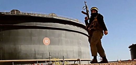 Bojovník IS u ropné rafinerie (ilustrační foto).