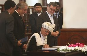 Ašraf Ghaní podepisuje mírovou dohodu.