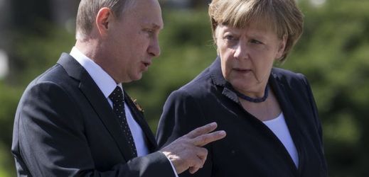 Vladimir Putin (vlevo) a Angela Merkelová.