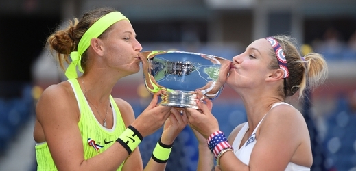 Šampionky nedávného US Open Lucie Šafářová a Bethanie Matteková-Sandsová útočí na tenisovém turnaji ve Wu-chanu na další společný deblový titul. 