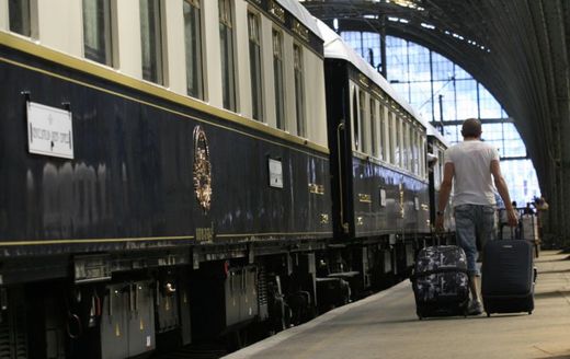 Luxusní vlak Orient-Express ukončil na pražském Hlavním nádraží mimořádnou jízdu z Benátek přes Slovensko a Polsko
