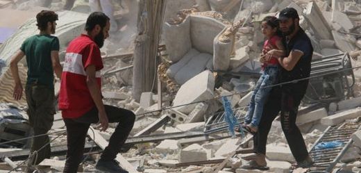 V Aleppu vytahují z trosek ty šťastnější, kteří přežili. 