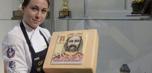 Dort ve tvaru poštovní známky s Karlem IV. Výtvor cukrářky Denisy Drahotské.