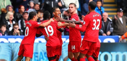 Fotbalisté Liverpoolu se radují ze vstřelené branky.