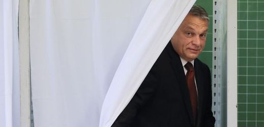 Maďarský premiér Viktor Orbán se chystá hlasovat.