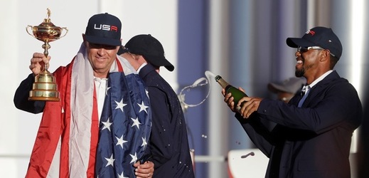 Tiger Woods pokropil kapitána Davise Lovea šampaňským.