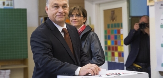 Viktor Orbán hlasuje.
