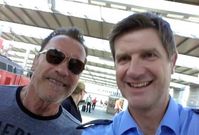 Policista nejdříve Schwarzeneggera zastavil za nedovolenou jízdu po nádraží. Poté si s hercem pořídil selfie.