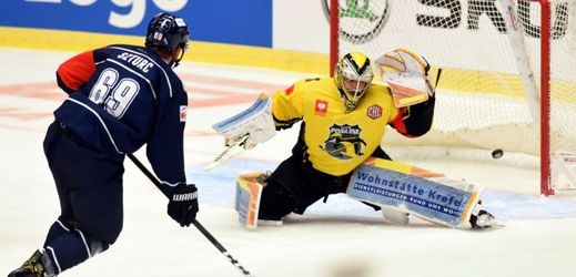 Útočník Vítkovic Roman Sturzc střílí třetí gól v utkání HC Vítkovice Ridera - Krefeld. 