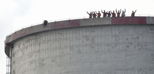 Aktivisté na chladící věži elektrárny Chvaletice.