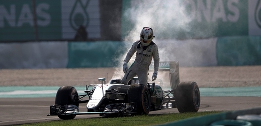 Hoří! Motor Lewise Hamiltona nevydržel Velkou cenu Malajsie. 